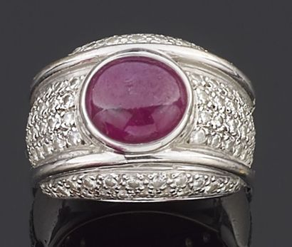 null RING in white gold 750 thousandths decorated in the center of a ruby cabochon...