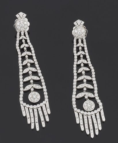 null PAIR of earrings in white gold 750 thousandths, each one decorated with motives...