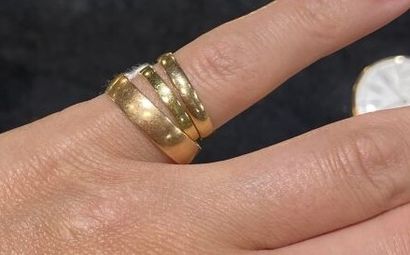null LOT of three wedding rings in yellow gold 750 thousandths.

Gross weight: 6,5...