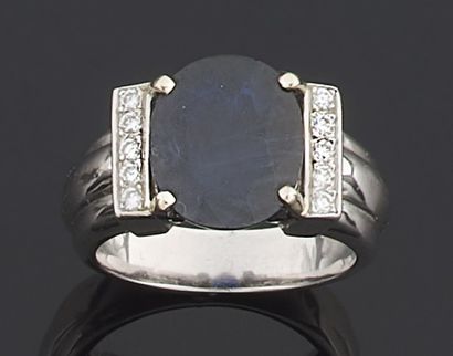 null RING in white gold 750 thousandths decorated in the center of a sapphire of...
