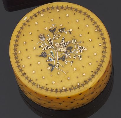 null 
Round box in COMPOSITION decorated with stars and bird in the center of the...