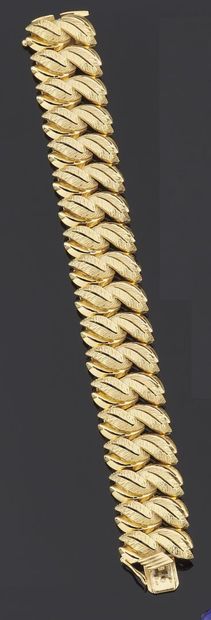 null BRACELET articulated in yellow gold 750 thousandth openwork, the links engraved...