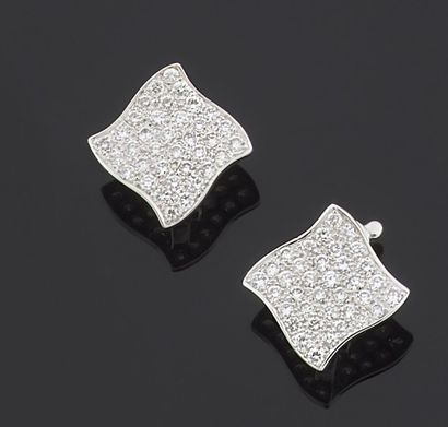 null PAIR of earrings in white gold 750 thousandths of square and moved form, paved...