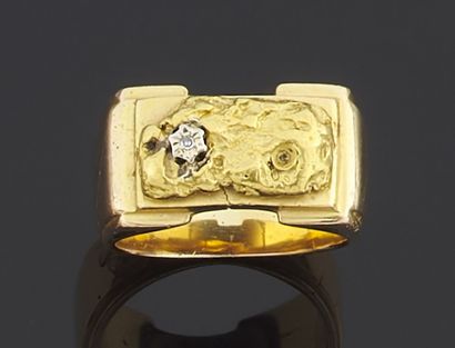 null RING in yellow gold 750 thousandth, the center decorated with a gold nugget...