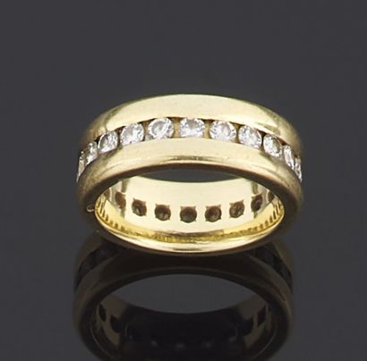 null Yellow gold band ring 750 thousandths entirely ornamented in the center of a...
