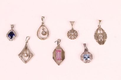 null SET of eight pendants in white gold 750 thousandth, each with geometric decoration,...