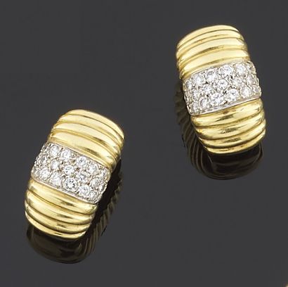 null PAIR of earrings in yellow gold 750 thousandths of form bulging and engraved...