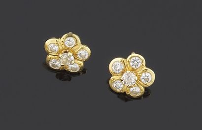 null PAIR of earrings in yellow gold 750 thousandths, each one with decoration of...