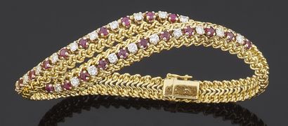 null BRACELET flexible in yellow gold 750 thousandth braided, the center decorated...