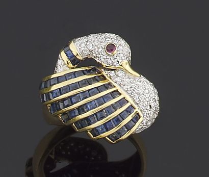 null Yellow gold ring 750 thousandths, the center representing a swan decorated with...