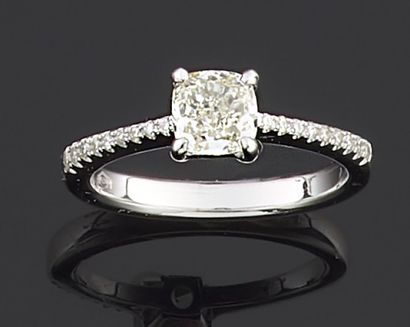 null RING in white gold 750 thousandths decorated in the center of a cushion diamond...
