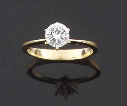 null Yellow gold ring 750 thousandths decorated with a round diamond of brilliant...