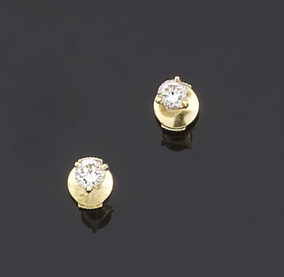 null PAIRE DE BOUTONS D'OREILLES en or jaune 750 millièmes, chacun orné d'un diamant...