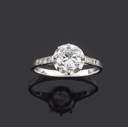 null RING in platinum 850 thousandths decorated in the center with a round diamond...