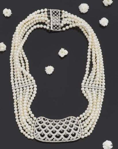 null COLLIER sept rangs de perles de culture décoré de deux liens ornés de diamants...