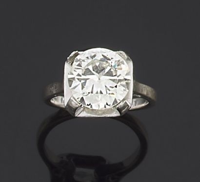null RING in white gold 750 thousandths decorated in the center with a round diamond...