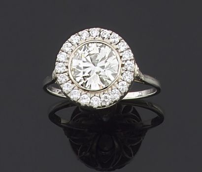 null RING in white gold 750 thousandths decorated in the center of a round diamond...