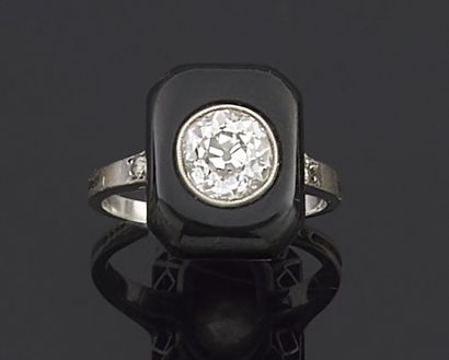 null RING in platinum 850 thousandths decorated in the center of a plate of onyx...