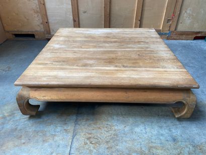 null CHINE (dans le goût de) 

Table basse de forme carrée en bois naturel reposant...