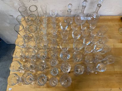 null PARTIE de service de verres dépareillés comprenant verres à pied, verres à orangeades,...