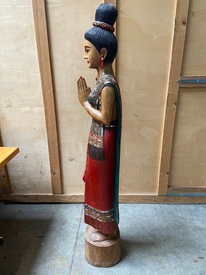 null STATUE en bois peint polychrome rehaussé de mosaïques figurant une femme asiatique...