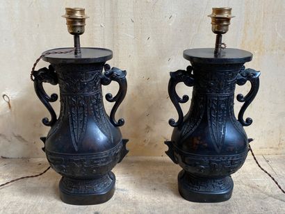 null JAPON 

Paire de vase balustres à deux anses montés en lampe en bronze à patine...