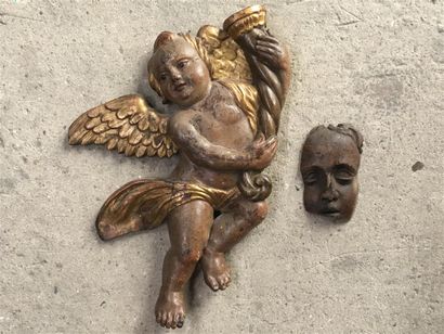 null ELEMENT en bois partiellement doré représentant un angelot.

H.: 50 cm

On y...