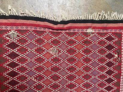 null TAPIS en laine à décor de losanges sur fond rouge.

Dim. : 190 x 107 cm 

(Usures,...