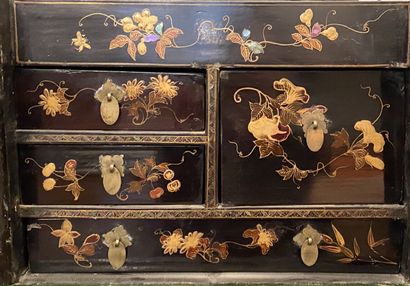 null CHINE - XIXème siècle 

Cabinet et son piétement de forme mouvementée en bois...