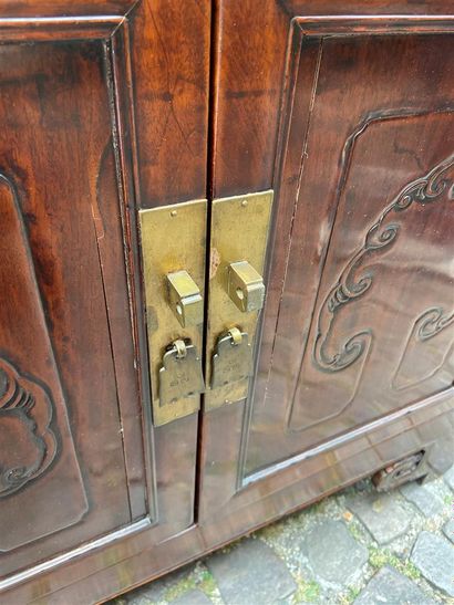 null CHINE - XXème siècle

Bibliothèque en bois naturel ouvrant par deux portes en...