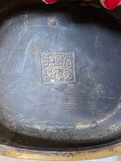 null JAPON 

Paire de vase balustres à deux anses montés en lampe en bronze à patine...