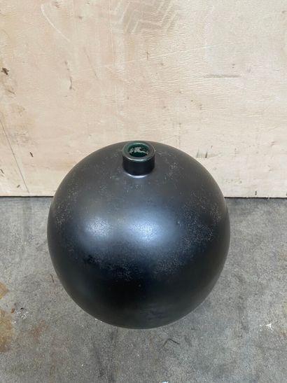 null PRIMAVERA 

Vase boule en terre cuite de couleur noire, signé sous la base,...