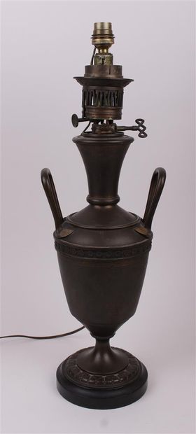 null VASE Médicis monté en lampe 

Style du XIXe siècle 

H. 46 cm 

Usures





INFORMATIONS...