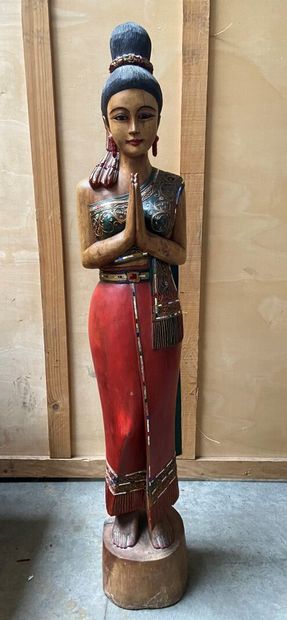 null STATUE en bois peint polychrome rehaussé de mosaïques figurant une femme asiatique...