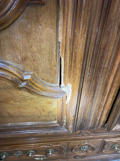 null ARMOIRE en bois naturel mouluré, ouvrant par deux portes à décor de motifs géométriques,...