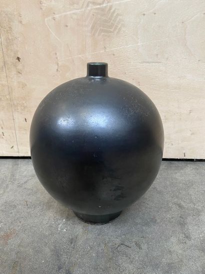 null PRIMAVERA 

Vase boule en terre cuite de couleur noire, signé sous la base,...