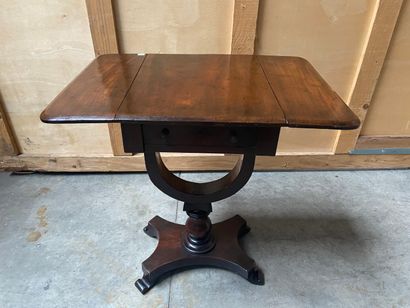 null PETITE table à volet en bois, la ceinture ouvrant par un tiroir latéral et présentant...