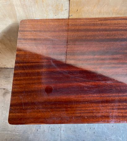 null TABLE DESSERTE en bois vernis à double plateaux, les montants en métal doré...