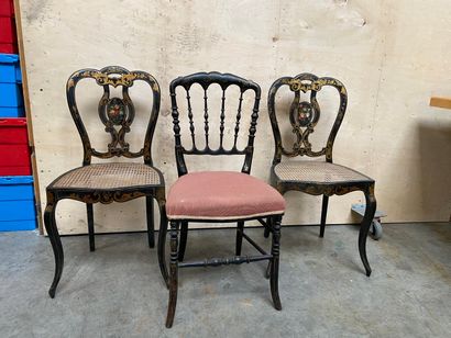 null ENSEMBLE comprenant :

- Paire de chaise en bois bois noirci à décor polychrome...