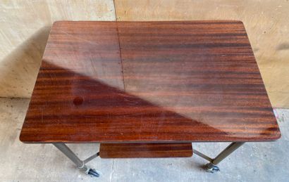 null TABLE DESSERTE en bois vernis à double plateaux, les montants en métal doré...