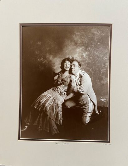 null PHOTOGRAPHIE représentant Enrico Caruso enlaçant une femme, circa 1900.

Titrée...