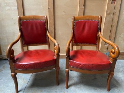 null PAIRE de fauteuils à crosse en bois naturel.

Garniture en cuir rouge.

Style...