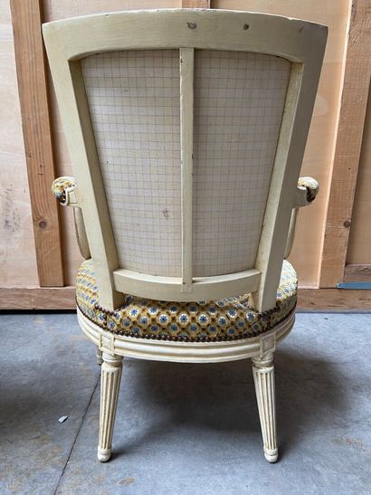 null ENSEMBLE de deux fauteuils:

-Le premier fauteuil en cabriolet à en bois laqué...