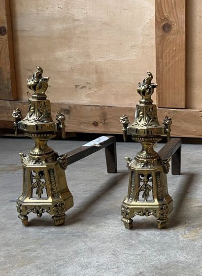 null PAIRE DE CHENETS en bronze doré à décor de pots à feu.

Style Louis XVI, travail...