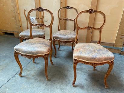 null SUITE de quatre chaises en bois naturel sculpté de coquilles et fleurettes,...