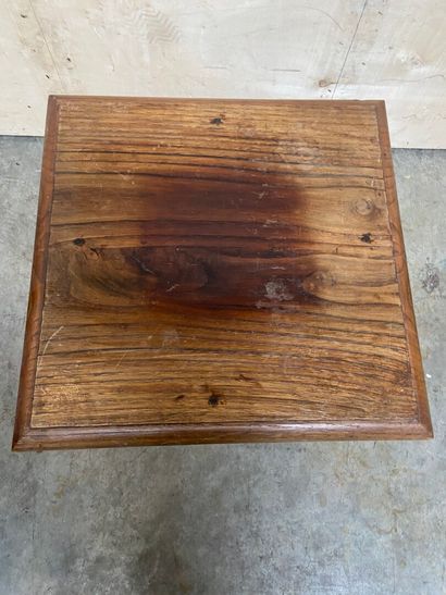 null Table en bois naturel reposant sur un piétement en bois tourné réuni par une...