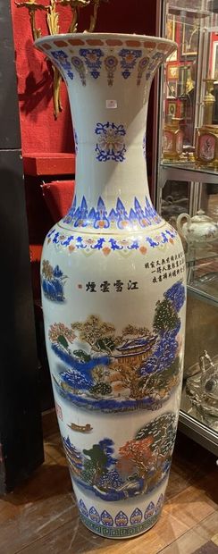 null *CHINE

Important vase en porcelaine à décor de chrysanthèmes et palais.

Travail...