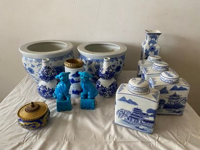 null *ASIE 

Ensemble de porcelaines à décor en blanc - bleu comprenant : 

- un...
