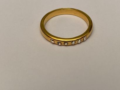null * Lot comprenant : 

- Bague anneau en métal doré ornée de six strass

- Bague...