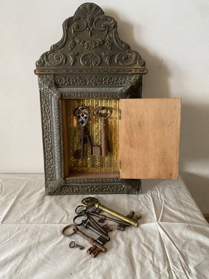 null *Intéressant miroir à parcloses formant boite à clefs en bois à décor en laiton...